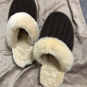 Faux fur Cable Knit material upper, dk brown, rubber bottom slip-ons.